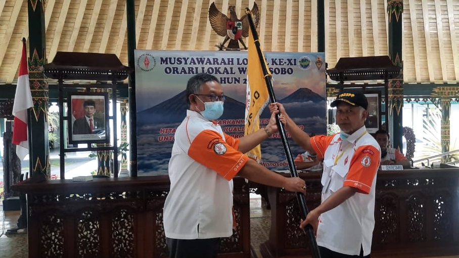 Penyerahan-duaja-dari-Ketua-ORARI-Daerah-ke-Ketua-ORARI-Lokal