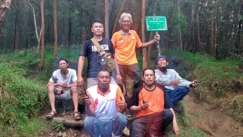 A. Cipdaryanto - YB2SLF, Eddy Widodo - YC2HPG, Tatang - YC2TTG, Haryanto - YF2BMJ, Adityo - YD2CLH dan Ibnu - YD2CFL.