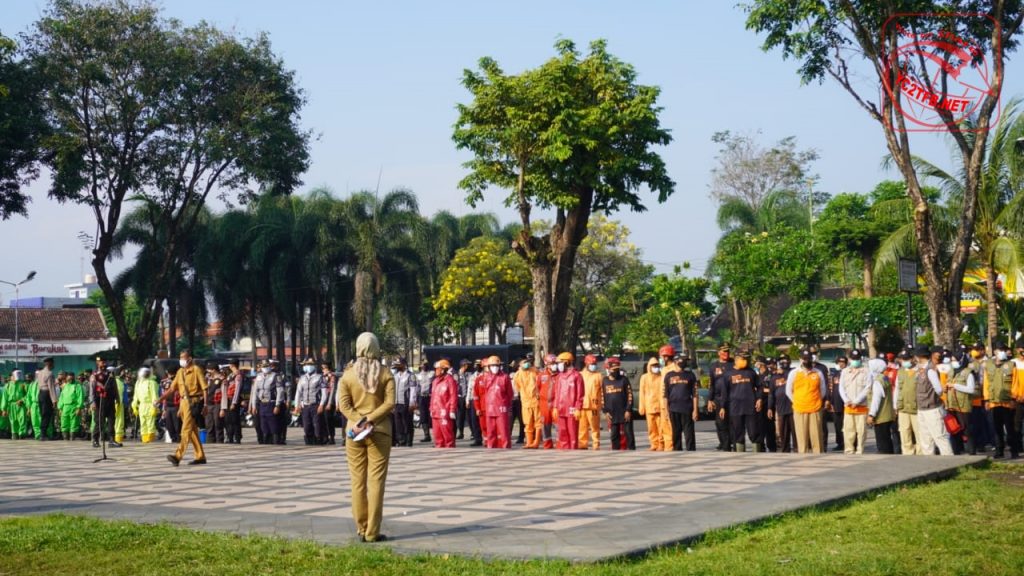 Bupati Klaten Hj. Sri Mulyani memimpin apel dalam rangka kegiatan SATGAS Penanganan Covid-19