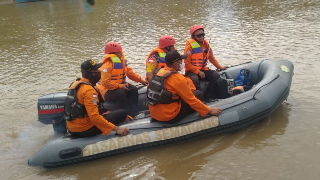 CORE ORARI Lokal Kendal ikut dalam Operasi pencarian dan pertolongan dengan metode susur sungai dengan perahu karet di Kalikuto