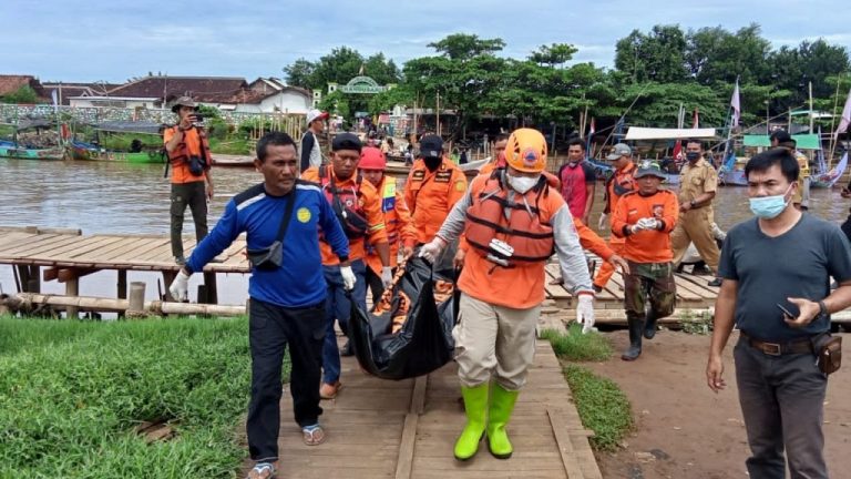 survivor berhasil ditemukan dalam posisi mengambang, jarak dari tempat kejadian kurang lebih 3 KM