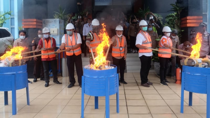 Pemusnahan-Alat-Perangkat-Telekomunikasi-Hasil-Penertiban-Spektrum-Frekuensi-Radio.