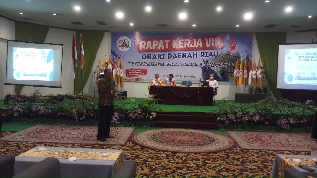 narasumber dari Balai Monitoring Spektrum Frekuensi Radio Kelas II Pekanbaru dalam Rakerda ORARI Daerah Riau