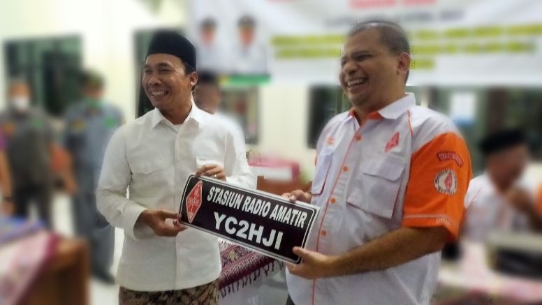 Bupati Batang Bapak Wihaji menerima signboard stasiun radio amatir YC2HJI ORARI Lokal Kabupaten Batang