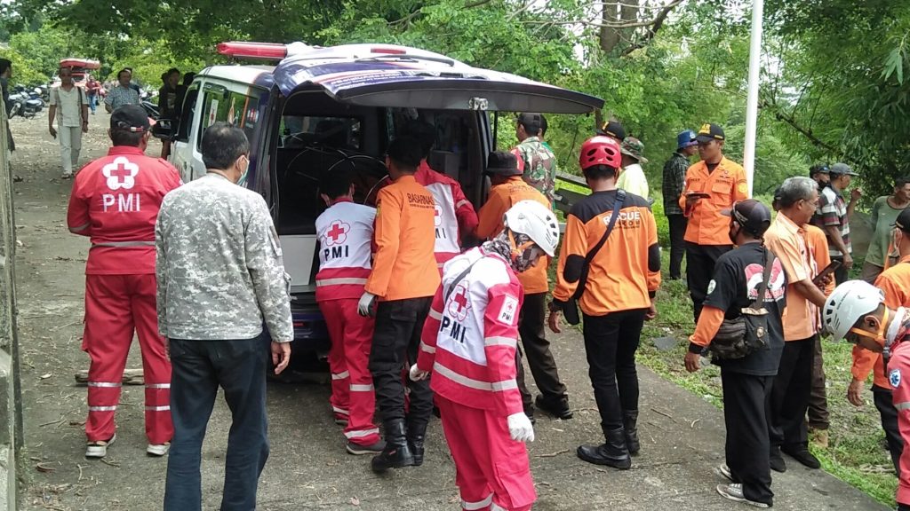 Laka air di Waduk Jatibarang, Kota Semarang menewaskan satu orang pengunjung. Sejumlah tim gabungan relawan Kota Semarang dan Kendal melakukan Ops SAR
