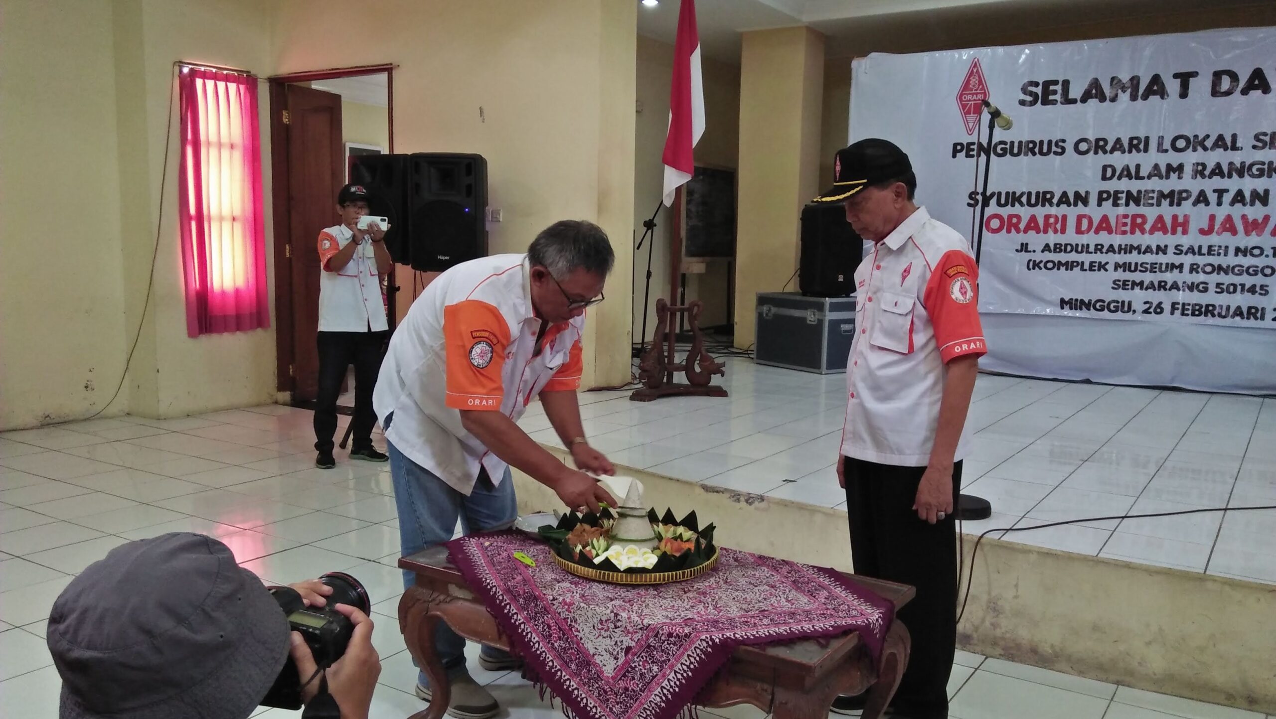 Peresmian menempati Sekretariat ORARI Daerah Jawa Tengah dilakukan dengan pemotongan tumpeng