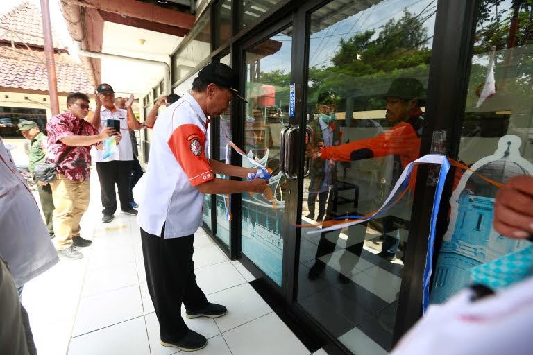Peresmian menempati Sekretariat ORARI Daerah Jawa Tengah dilakukan dengan pemotongan pita