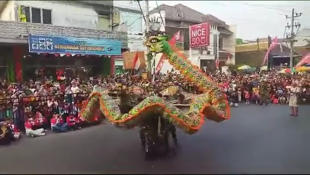 Karnaval HUT RI Ke-78 Weleri dimeriahkan Marching band dan barongsai Prajurit ARHANUD 15/DBY Semarang
