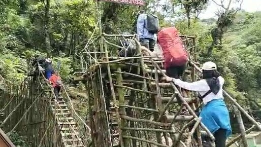 Para peserta mendaki Puncak Gunung Kencana Bogor dengan melewati anak tangga "Sambalado".