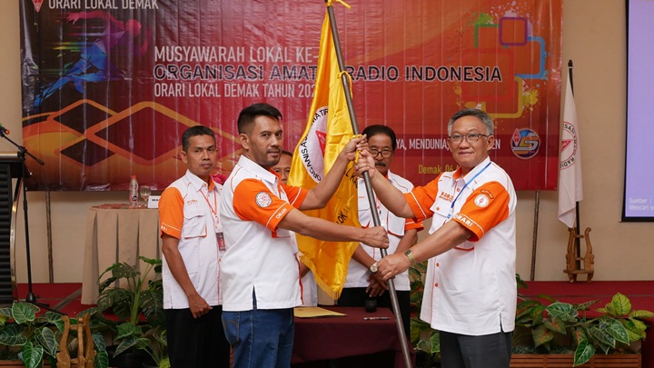 Ketua Daerah menyerahkan Pataka kepada ketua terpilih ORARI Lokal Kabupaten Demak