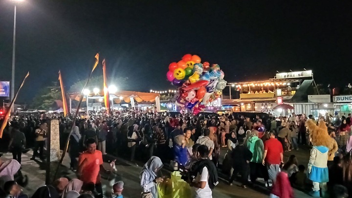 Ribuan warga Kota Padang penuhi ruas jalan pantai Padang untuk menyaksikan Festifal Telong-telong dalam rangka HUT Kota Padang ke-354