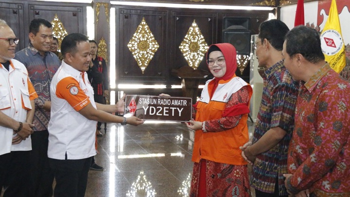 Sekretaris ORARI Daerah Jateng YB2GV menyerahkan signboard kepada Bupati YD2ETY - Orari Lokal Sukoharjo Melaksanakan Musyawarah Lokal Ke-1