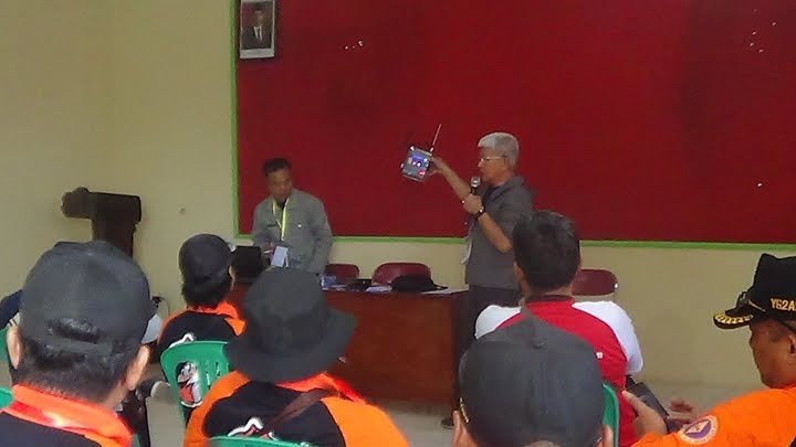 Harsono Widjajanto - YB2JXC menunjukkan beacon transmiter atau pemancar sinyal hasil rakitan Wely Eko Raharjo - YC2DSV untuk kegiatan lomba ARDF Standar IARU