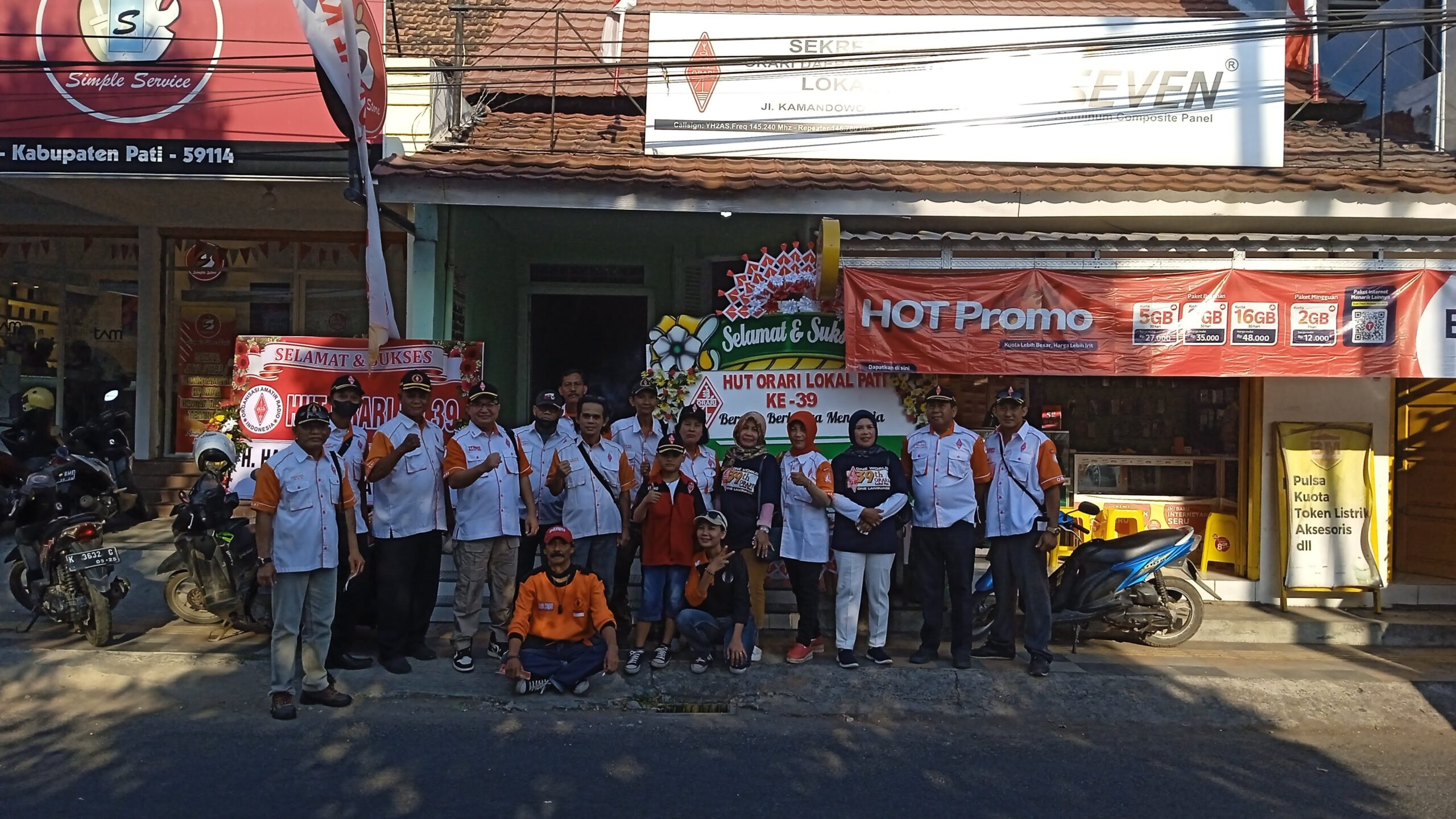 Foto bersama di depan Sekretariat ORARI Lokal Pati, sebelum acara kirab jeep HUT ORLOK Pati