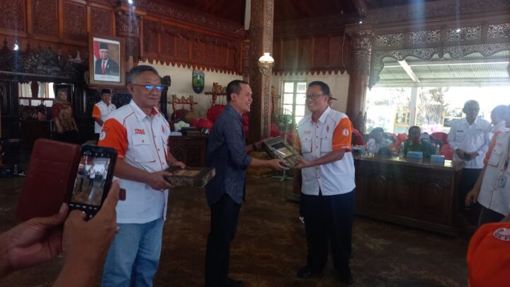 Pemberian Kenang-kenangan Kepada ORARI Muslok xi ORARI Jepara acara Muslok XI ORARI Lokal Jepara