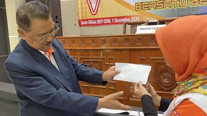 Ketua Orda Jatim YB3VO menyumbangkan sebagian iuran Orda untuk Orari Lokal Jember pada Muslok hari ini 01-12-2024