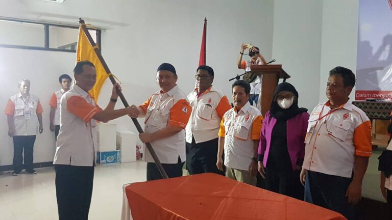 Ir. Yana koryana - YB1AR Ketua ORARI Daerah Jawa Barat menyerahkan Pataka Muhammad Rachmat - YC1KCJ sebagai Pengurus atau Ketua ORARI Lokal Kota Bandung - OLKB terpilih.