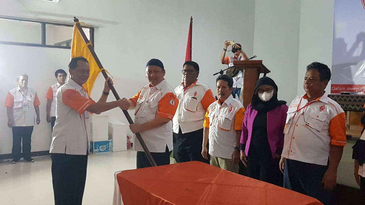 Ir. Yana koryana - YB1AR Ketua ORARI Daerah Jawa Barat menyerahkan Pataka Muhammad Rachmat - YC1KCJ sebagai Pengurus atau Ketua ORARI Lokal Kota Bandung - OLKB terpilih.