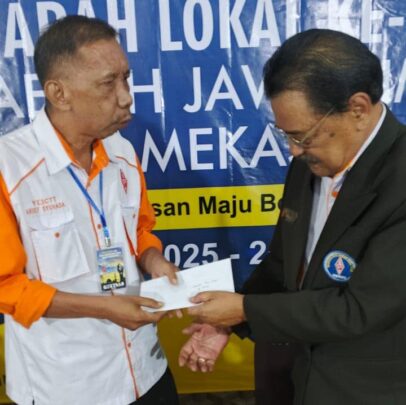 Penyerahan sumbangan dari Kas Orda Jatim pada Muslok Ke-VIII Orari Lokal Pamekasan hari ini 19-1-2025