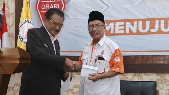 Penyerahan sumbangan dari Kas Orda Jatim pada Muslok Orari Lokal Probolinggo hari ini 18-1-2025