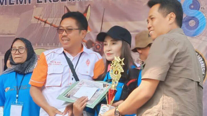 Penyerahan Piagam salah satu pemenang Lomba ARDF HUT KBB ke-18
