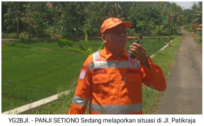 YG2BJI. - PANJI SETIONO Sedang melaporkan situasi di Jl. Patikraja