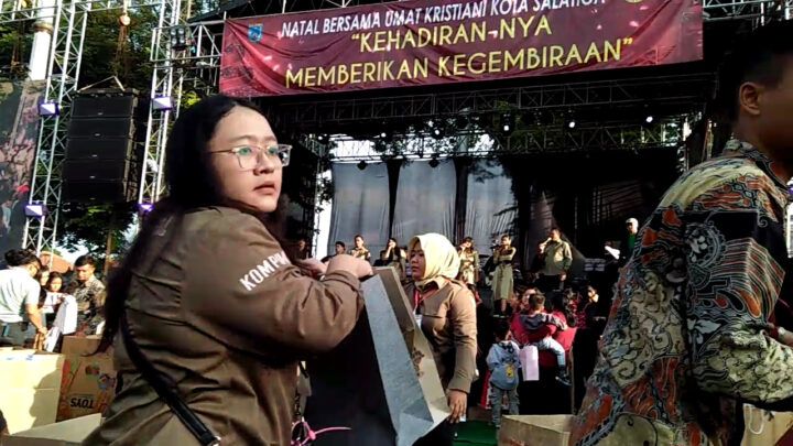 Pembagian 2000 Hadiah Natal Bersama di Salatiga