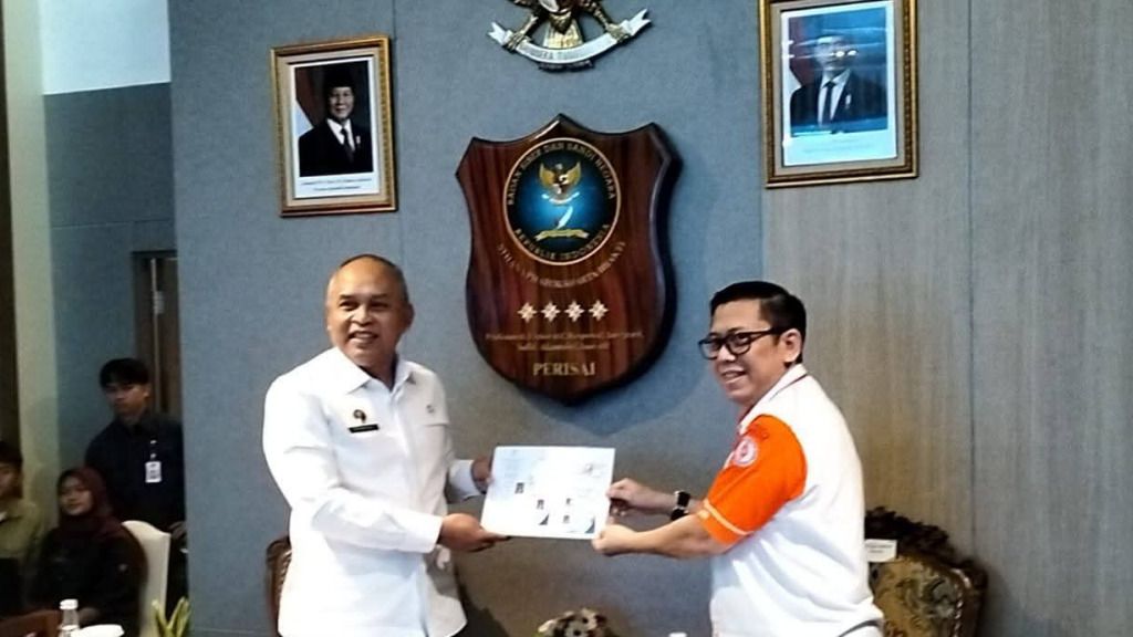 Kepala BSSN, Letjen TNI (Purn) Drs. Nugroho Sulistyo Budi, M.M., M.Han, bersama Ketua Umum Organisasi Amatir Radio Indonesia (ORARI), Donny Imam Priambodo, ST, MM – YB0DX