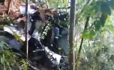 Helikopter PK-CFX jatuh di Sekadau, Kalimantan Barat setelah hilang kontak. Seluruh kru dan penumpang dilaporkan meninggal