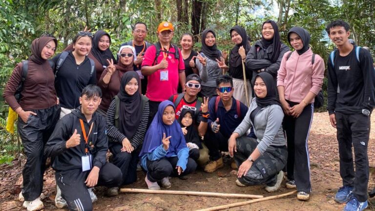 HUT ke-4, ORARI Lokal Bintan menggelar kegiatan tracking bersama di Gunung Bintan