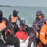 Anggota ORARI Lokal Kabupaten Pemalang bersama personel SAR Gabungan saat mengikuti operasi pencarian nelayan yang hilang di perairan utara Muara Asemdoyong, Kabupaten Pemalang, Rabu (30/6/2026). ORARI turut mendukung kelancaran komunikasi selama operasi melalui repeater YH2BBR dan keterlibatan anggota di lapangan.