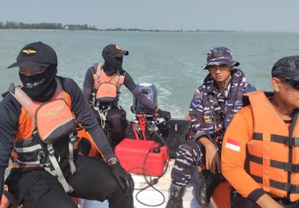 Anggota ORARI Lokal Kabupaten Pemalang bersama personel SAR Gabungan saat mengikuti operasi pencarian nelayan yang hilang di perairan utara Muara Asemdoyong, Kabupaten Pemalang, Rabu (30/6/2026). ORARI turut mendukung kelancaran komunikasi selama operasi melalui repeater YH2BBR dan keterlibatan anggota di lapangan.