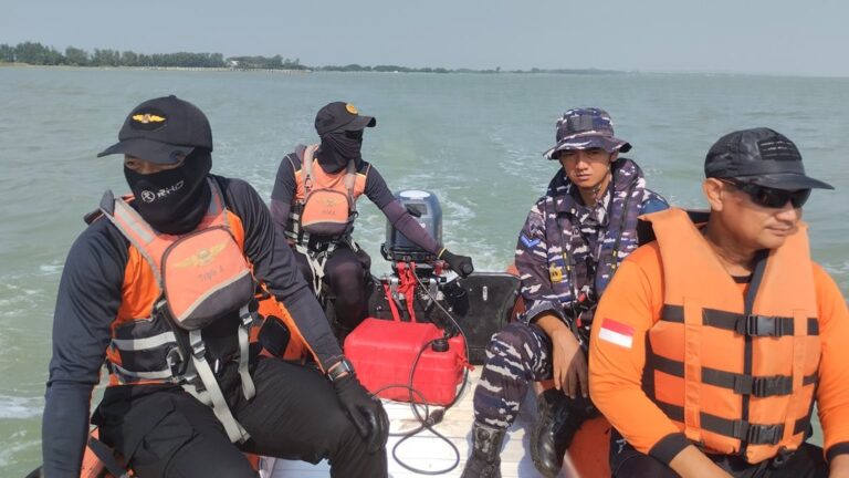 Anggota ORARI Lokal Kabupaten Pemalang bersama personel SAR Gabungan saat mengikuti operasi pencarian nelayan yang hilang di perairan utara Muara Asemdoyong, Kabupaten Pemalang, Rabu (30/6/2026). ORARI turut mendukung kelancaran komunikasi selama operasi melalui repeater YH2BBR dan keterlibatan anggota di lapangan.