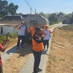 Pengurus dan anggota ORARI Lokal Sragen saat menyalurkan bantuan air bersih kepada warga Dukuh Bungkus, Desa Bungkus, Kecamatan Jenar, Kabupaten Sragen, Jumat (4/9/2026)