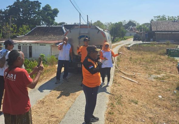 Pengurus dan anggota ORARI Lokal Sragen saat menyalurkan bantuan air bersih kepada warga Dukuh Bungkus, Desa Bungkus, Kecamatan Jenar, Kabupaten Sragen, Jumat (4/9/2026)